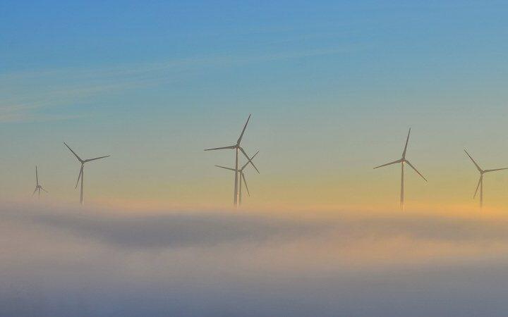 Energías Renovables: Cómo Reducen Precios Energéticos y Mitigan Vulnerabilidad a Crisis de Combustibles Fósiles