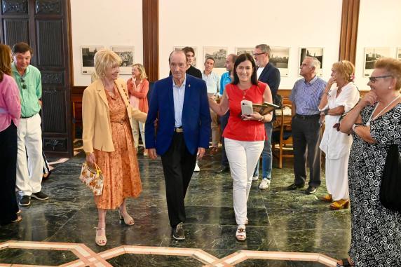 La alcaldesa participa en la donación de valiosas fotografías de Vicente Miera al Nueva Montaña