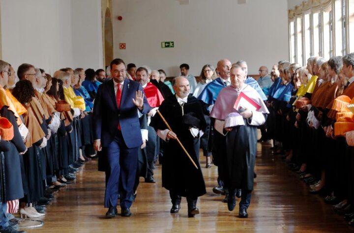 Barbón resalta la matrícula gratuita como muestra del compromiso del Gobierno del Principado con la Universidad de Oviedo