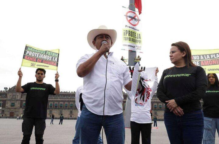 Activistas escalan asta de bandera en el Zócalo para protestar contra planta de amoníaco en Topolobampo