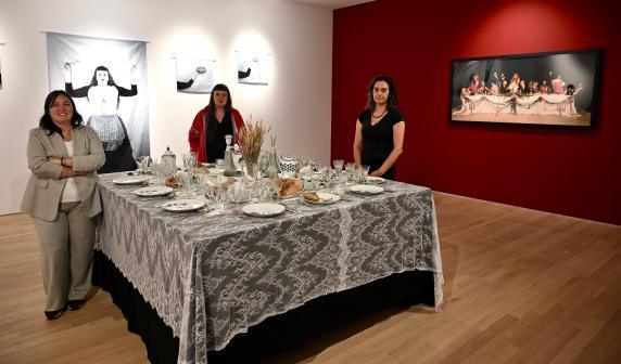 Descubre 'De gorriones, migas de pan y sangre': La fascinante exposición de Majo G. Polanco en el MAS