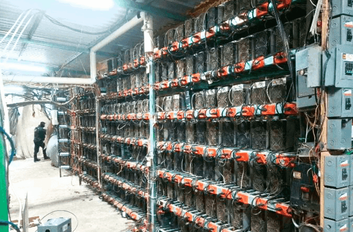 Desmantelan granja ilegal de criptomonedas en Puebla: implicaciones del robo de energía y lavado de dinero