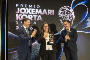 Amaia Susperregui recibe el prestigioso premio Joxe Mari Korta 2026 de manos del Lehendakari