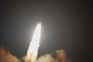 Japón lidera la exploración espacial al lanzar nave para recolectar muestras de una luna de Marte antes que China